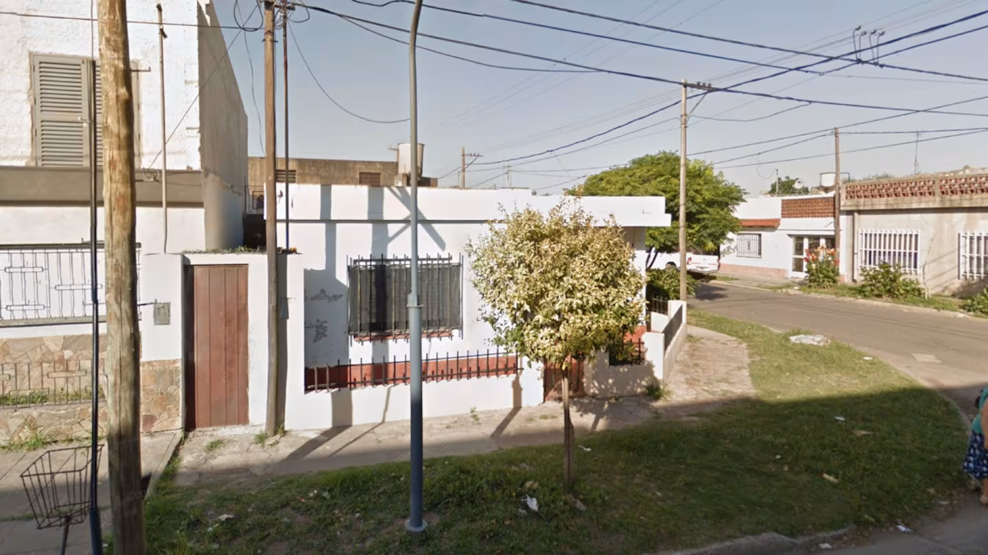 Una mujer fue a la casa de su ex suegra, le rompió las ventanas y la desfiguró a golpes